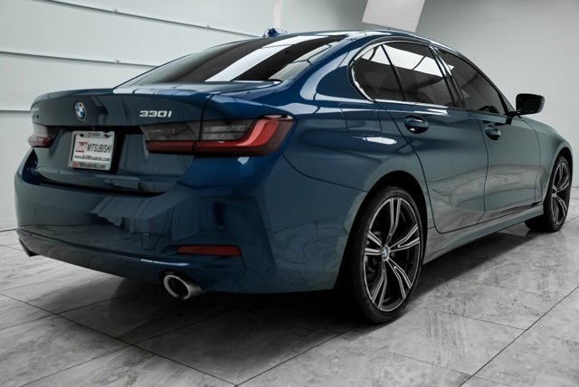 Used 2023 BMW 330i xDrive Sedan w/ Premium Package image 9