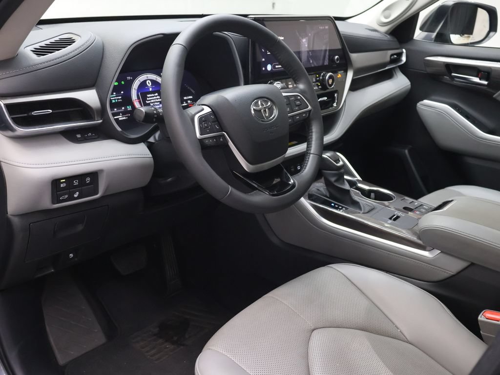 Used 2024 Toyota Highlander Limited FWD image 18