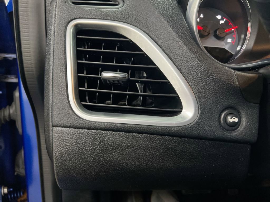 Used 2013 Dodge Avenger SE image 17