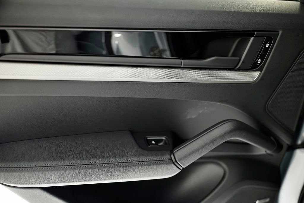 Certified 2025 Porsche Cayenne AWD/4WD image 25