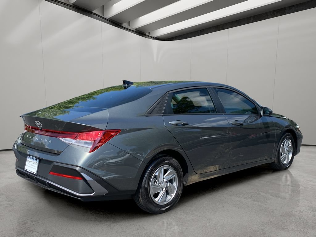 Certified 2026 Hyundai Elantra SE FWD image 5