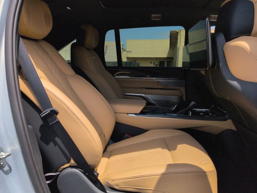 Certified 2025 Cadillac Escalade IQ Luxury 2 AWD/4WD image 28