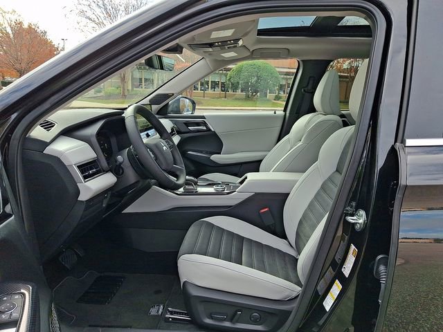 New 2025 Mitsubishi Outlander SE image 8