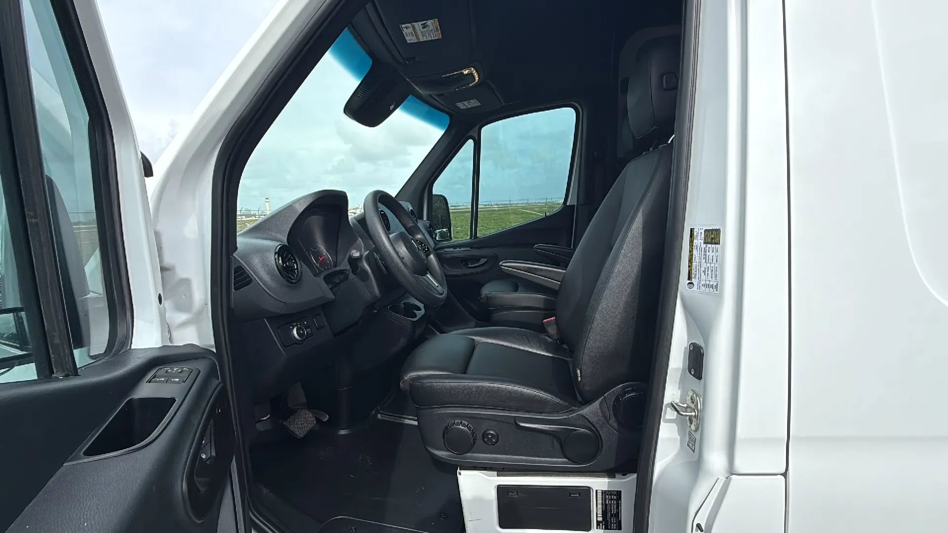 Used 2024 Mercedes-Benz Sprinter 2500 w/ Acoustic Package image 16