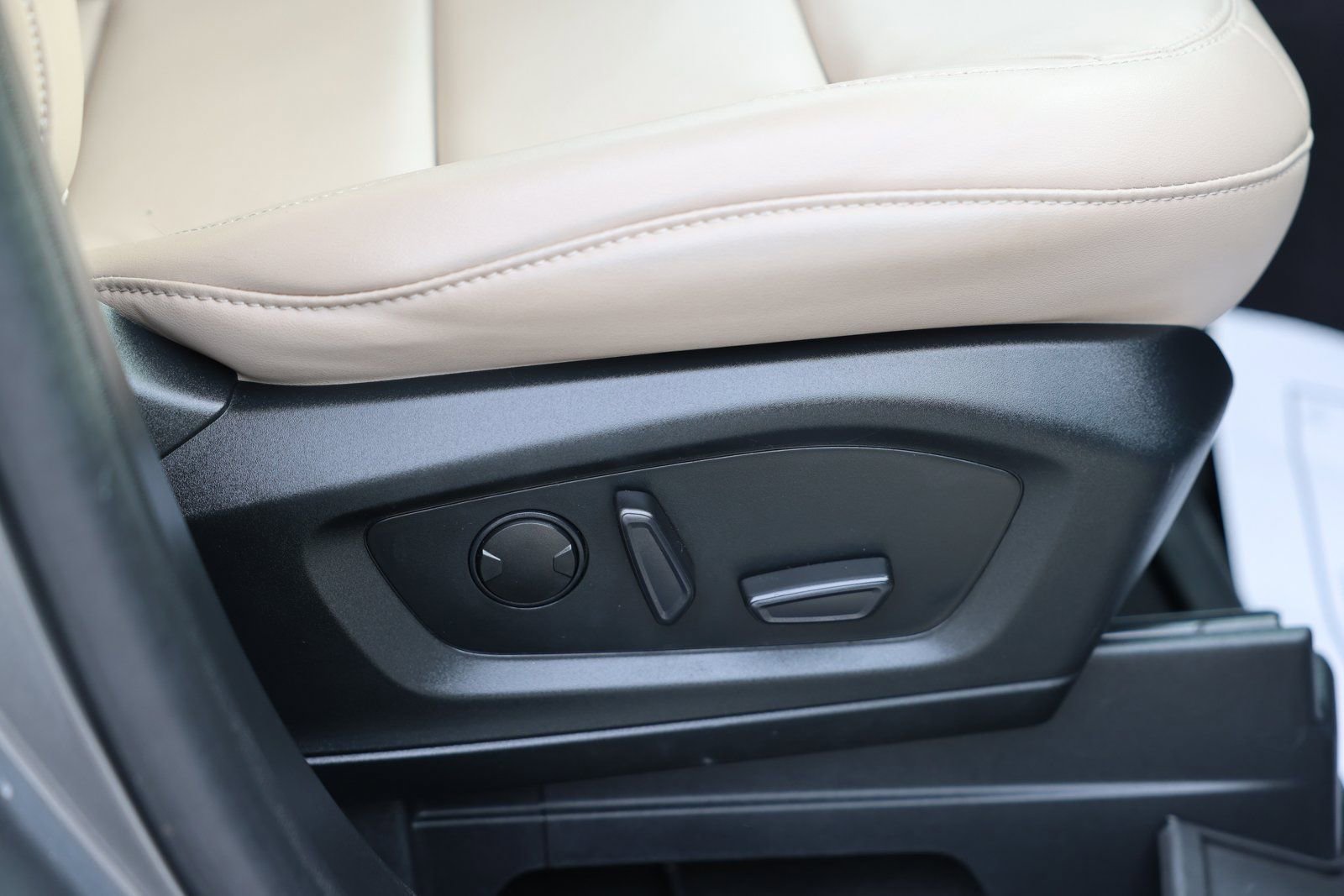 Certified 2023 Ford Explorer XLT w/ Equipment Group 202A image 12