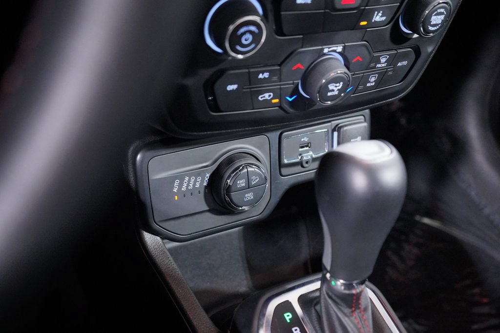 Used 2023 Jeep Renegade Trailhawk w/ Trailhawk Elite Group AWD/4WD image 13
