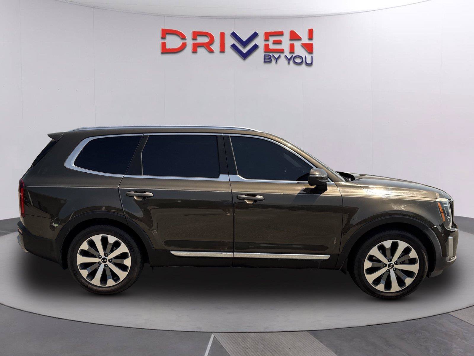 Used 2020 Kia Telluride EX w/ EX Premium Package AWD/4WD image 3