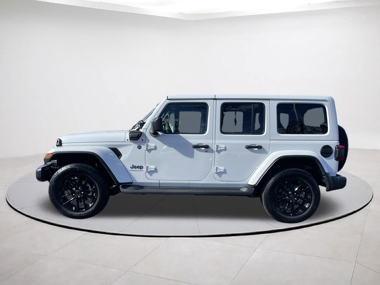 Used 2025 Jeep Wrangler Sahara image 4