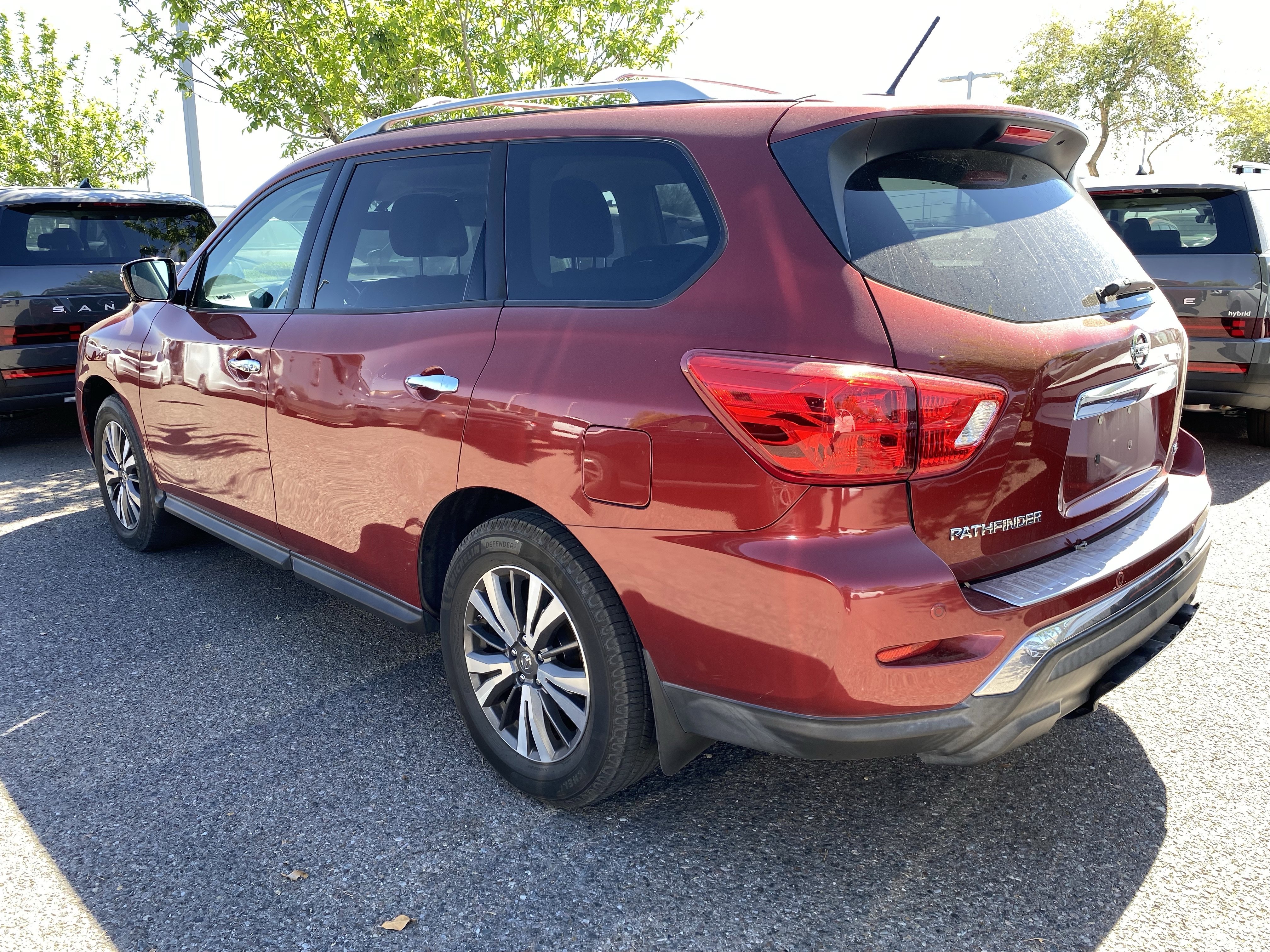 Used 2017 Nissan Pathfinder SL video 2