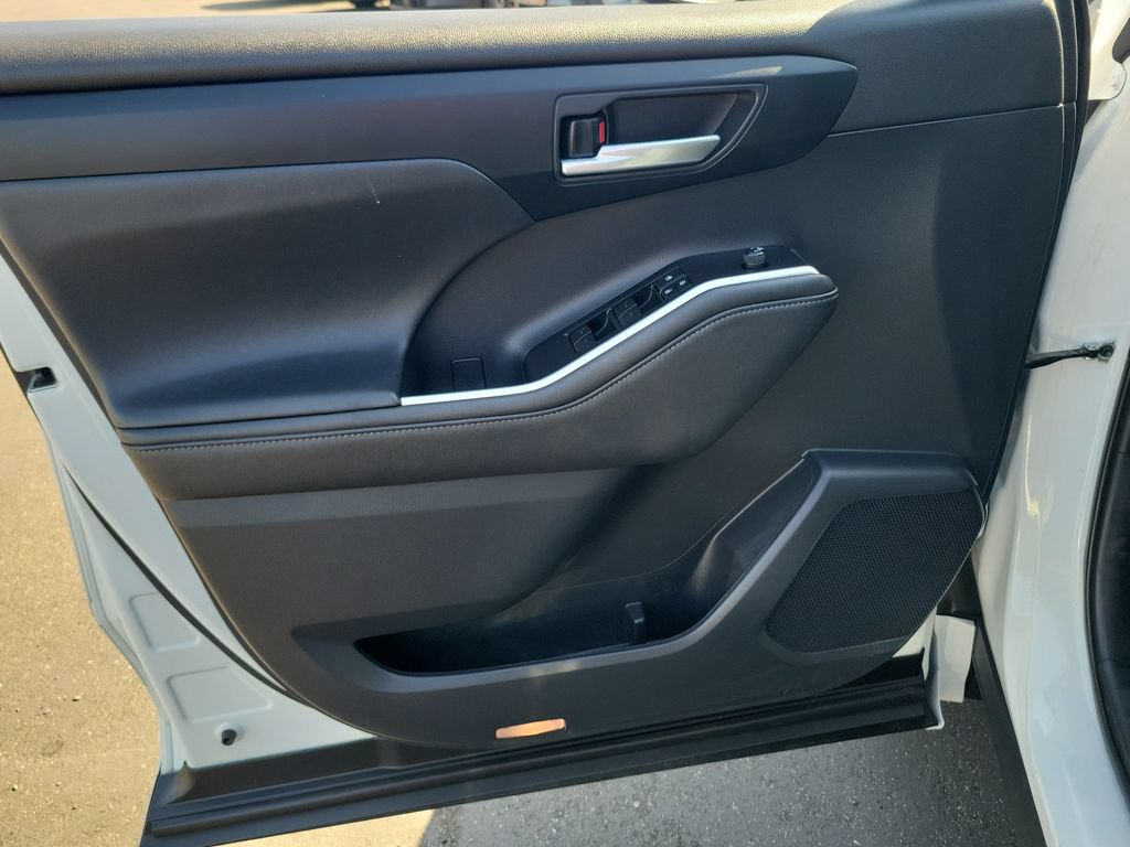 Used 2021 Toyota Highlander XLE FWD image 23
