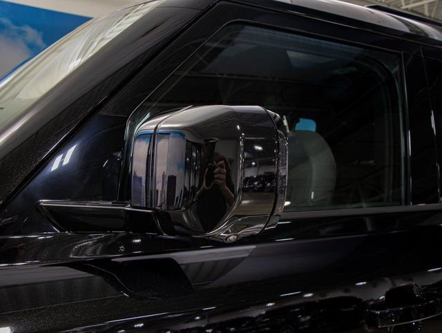 Used 2025 Land Rover Defender 130 X-Dynamic SE image 10