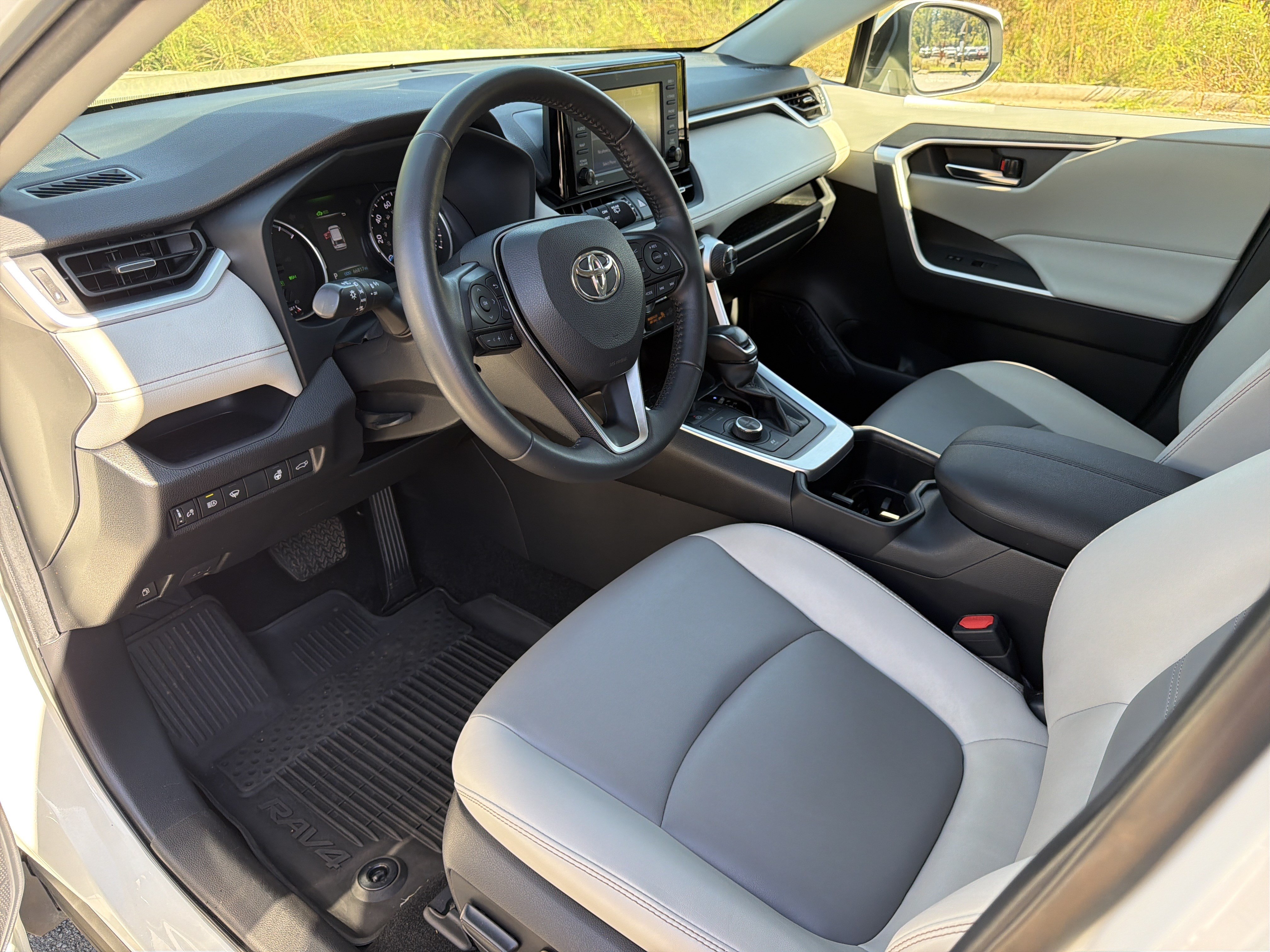 Used 2022 Toyota RAV4 XLE Premium AWD/4WD image 9