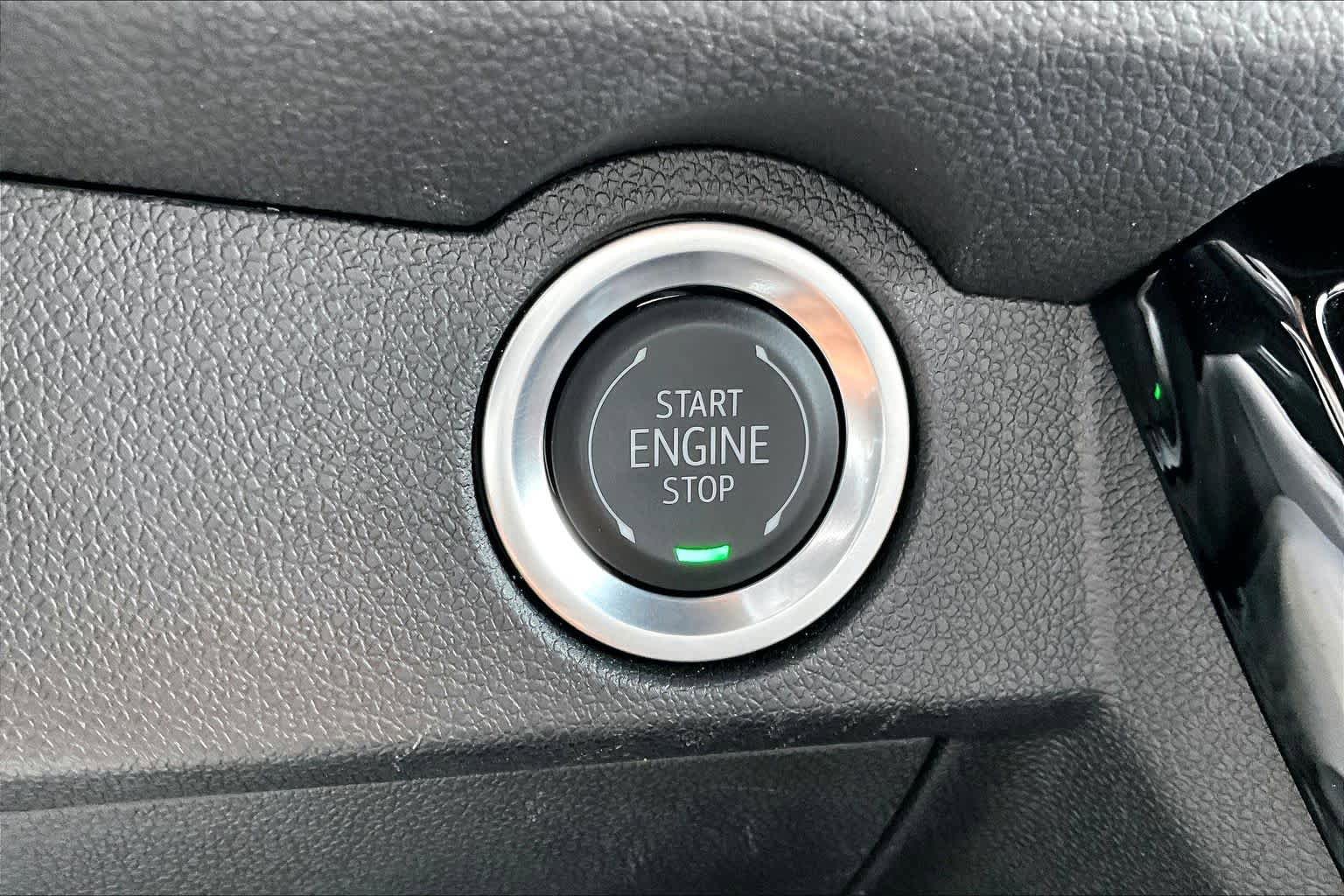 Used 2024 Chevrolet Traverse LT w/ Enhanced Driving Package FWD image 32