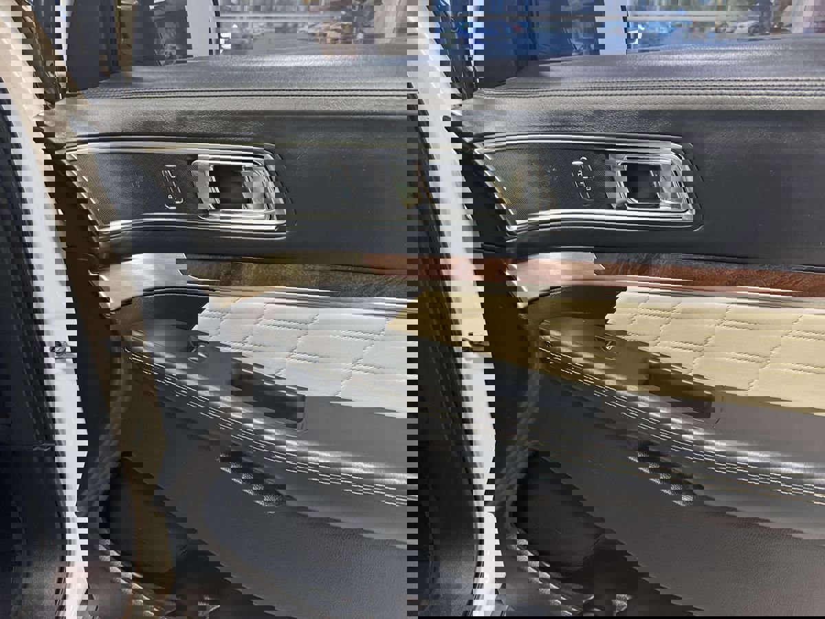 Used 2016 Ford Explorer Platinum image 15