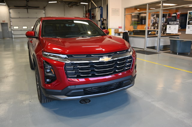 New 2027 Chevrolet Equinox LT w/ Convenience Package II FWD image 3