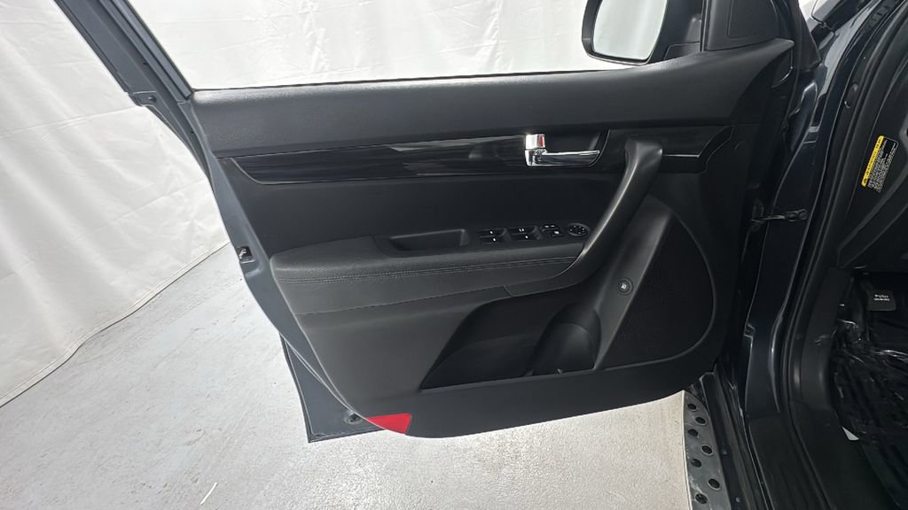 Used 2013 Kia Sorento LX w/ Third Row Pkg image 19