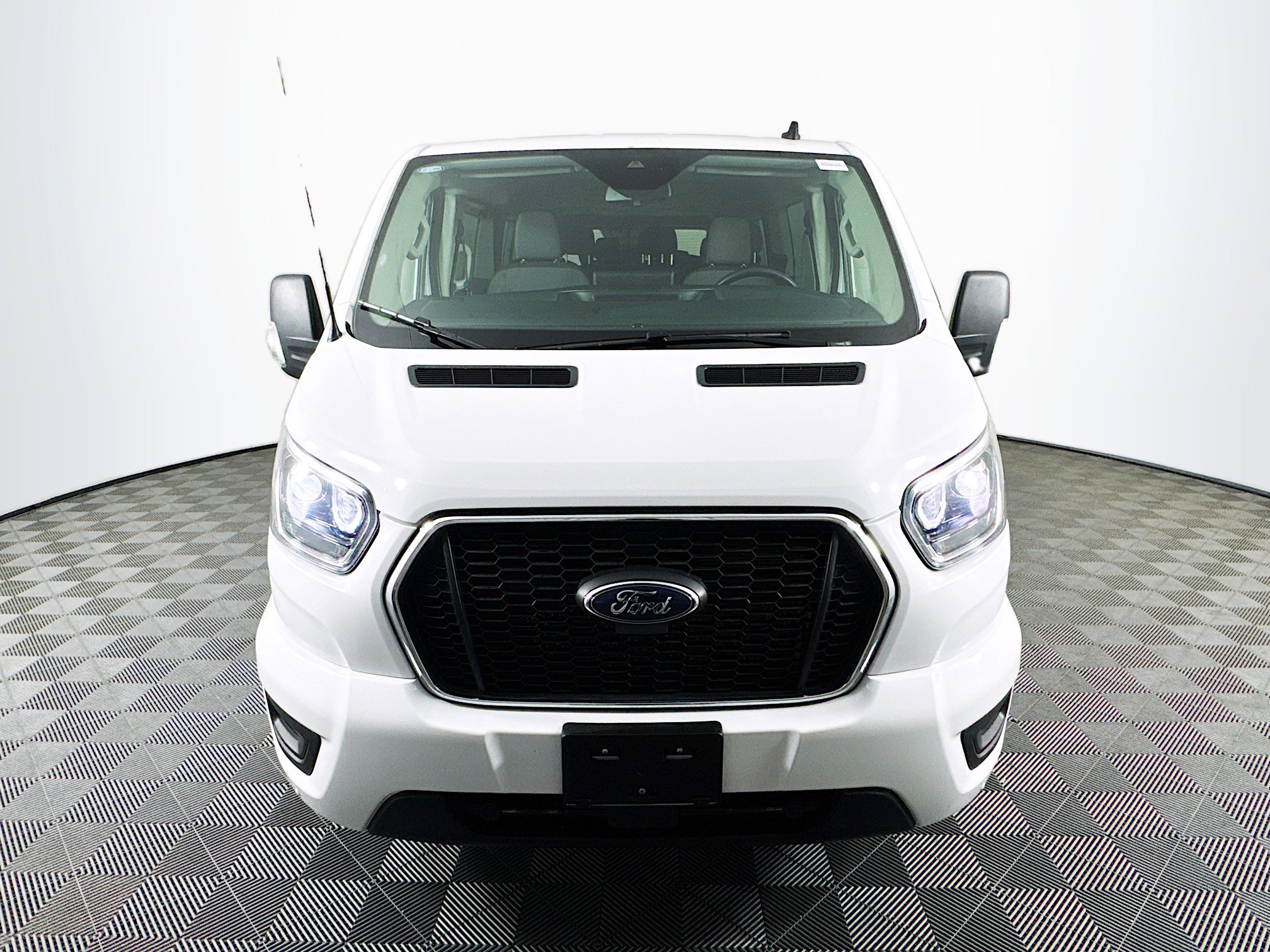 Used 2023 Ford Transit 350 XLT image 2