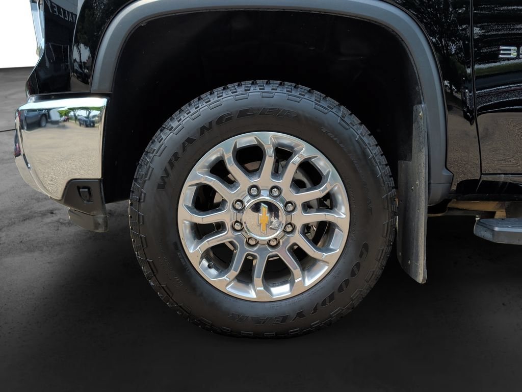 Used 2025 Chevrolet Silverado 3500 LTZ w/ LTZ Premium Package AWD/4WD image 9