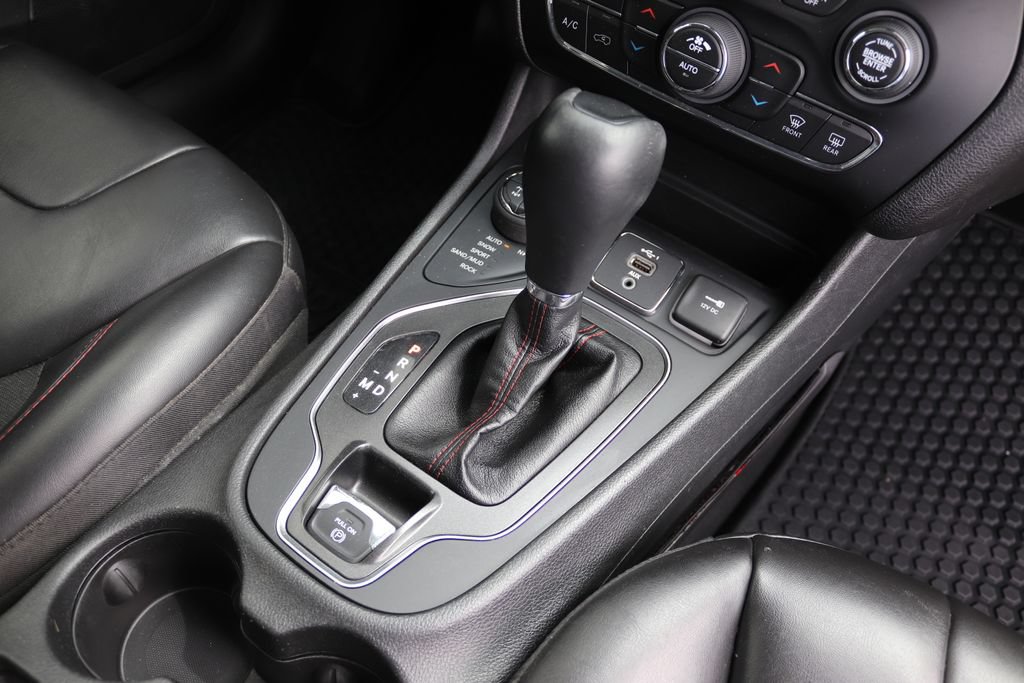 Used 2021 Jeep Cherokee Trailhawk AWD/4WD image 18