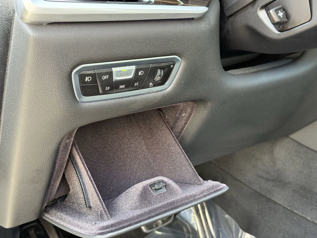 Used 2021 BMW X7 M50i w/ Cold Weather Package image 17