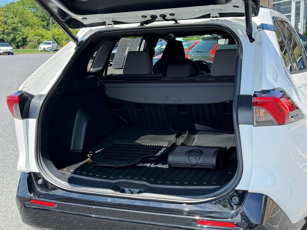 Used 2022 Toyota RAV4 SE w/ Weather & Moonroof Package AWD/4WD image 19