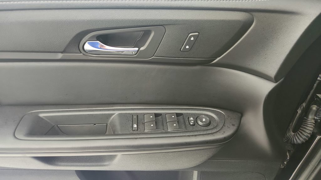 Used 2015 GMC Acadia SLE FWD image 16