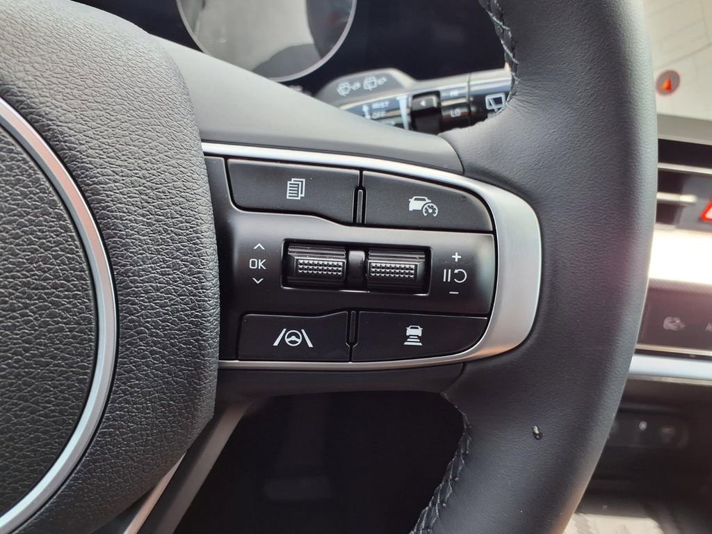 Used 2025 Kia Sportage SX image 16