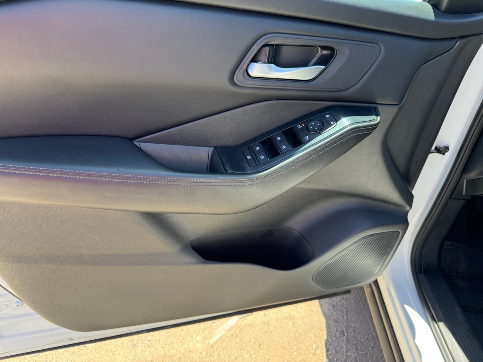 Used 2024 Nissan Rogue SV FWD image 11