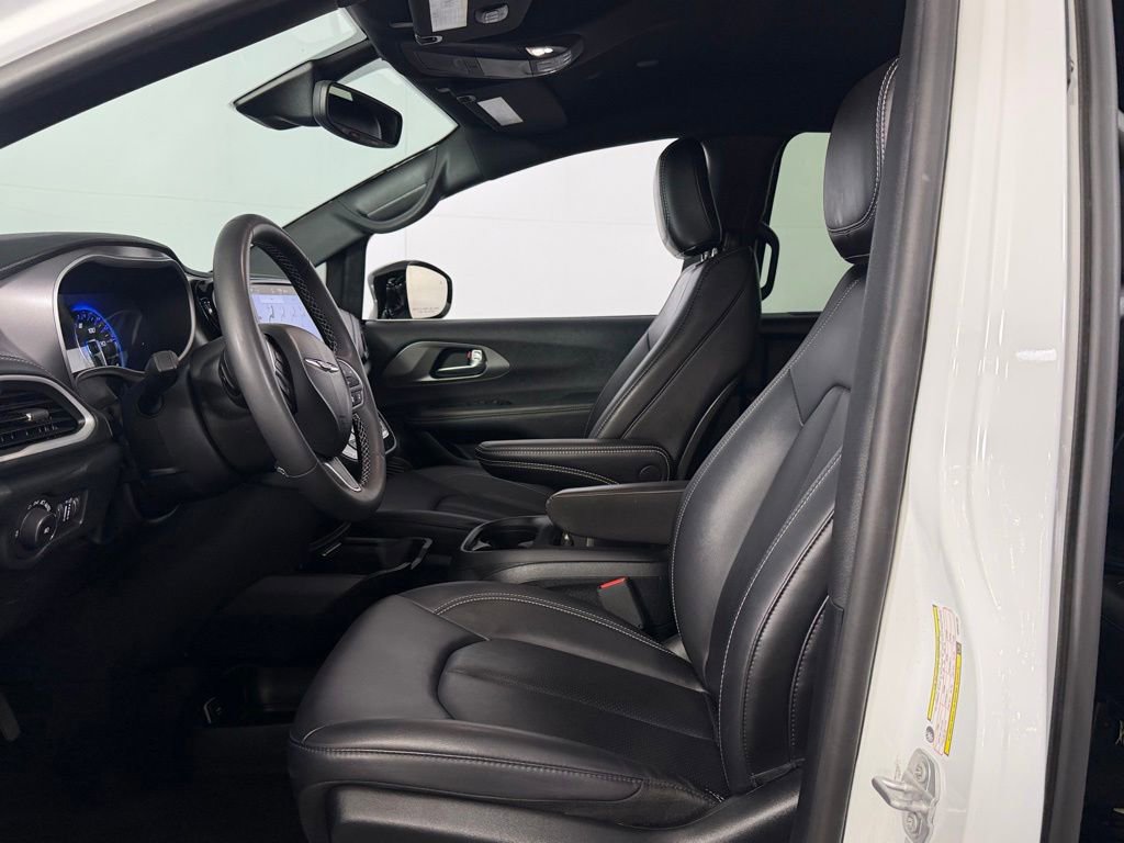 Used 2025 Chrysler Pacifica Select FWD image 23
