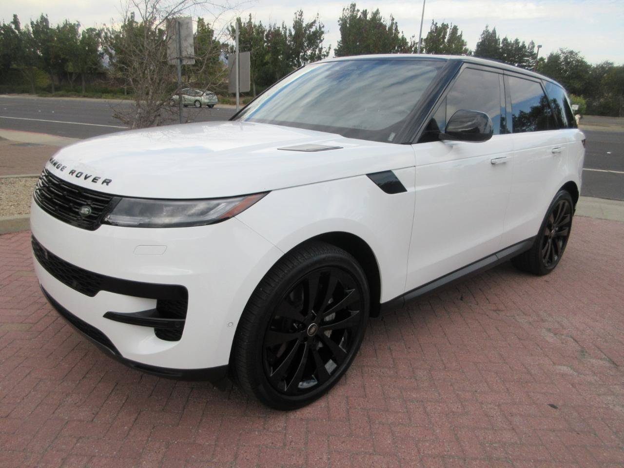 Used 2025 Land Rover Range Rover Sport SE