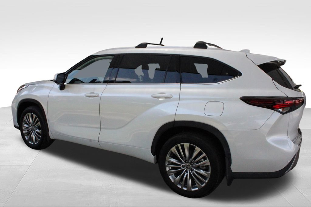 Certified 2026 Toyota Highlander Platinum AWD/4WD image 14