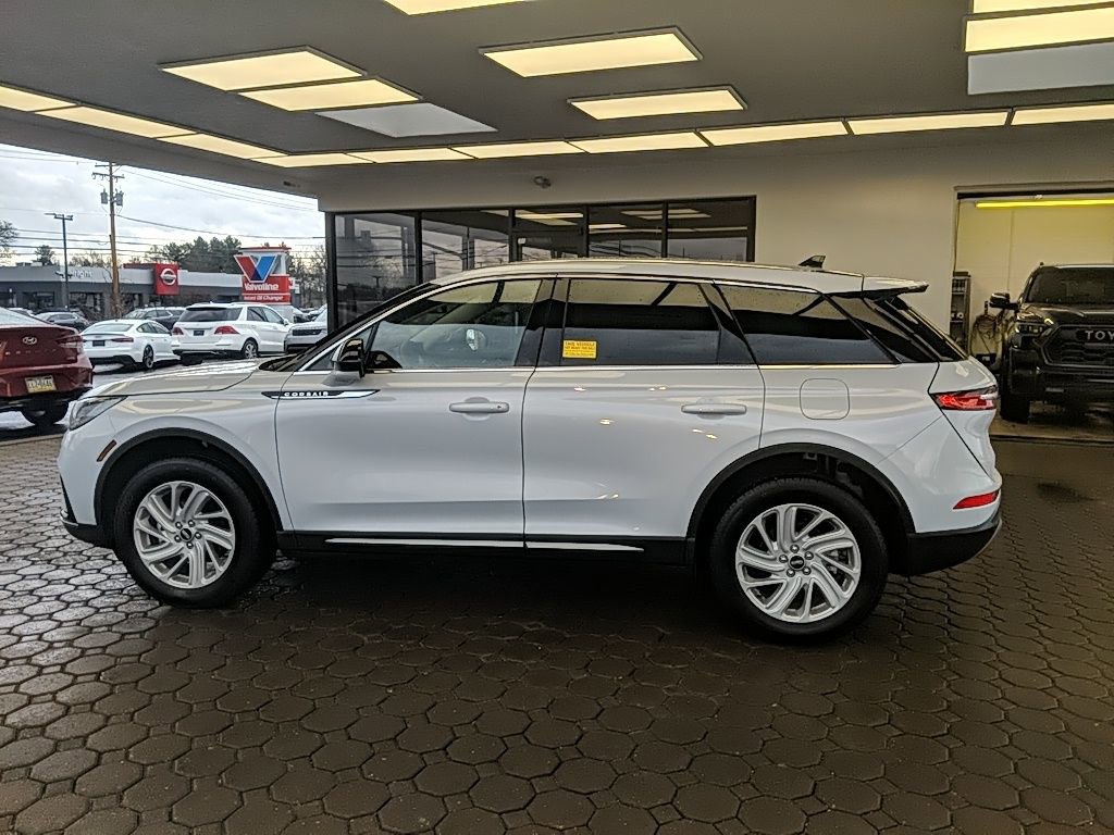 Certified 2025 Lincoln Corsair AWD image 9