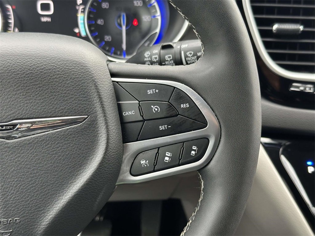 Used 2024 Chrysler Pacifica Touring-L image 10