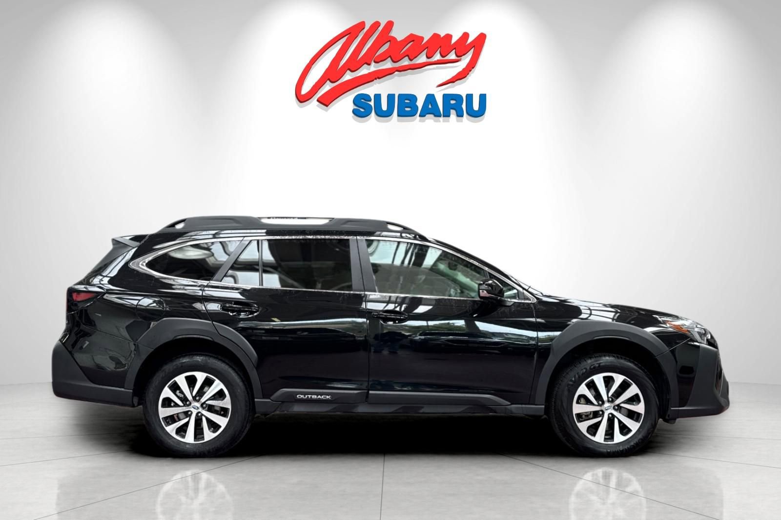 Used 2025 Subaru Outback Premium image 3