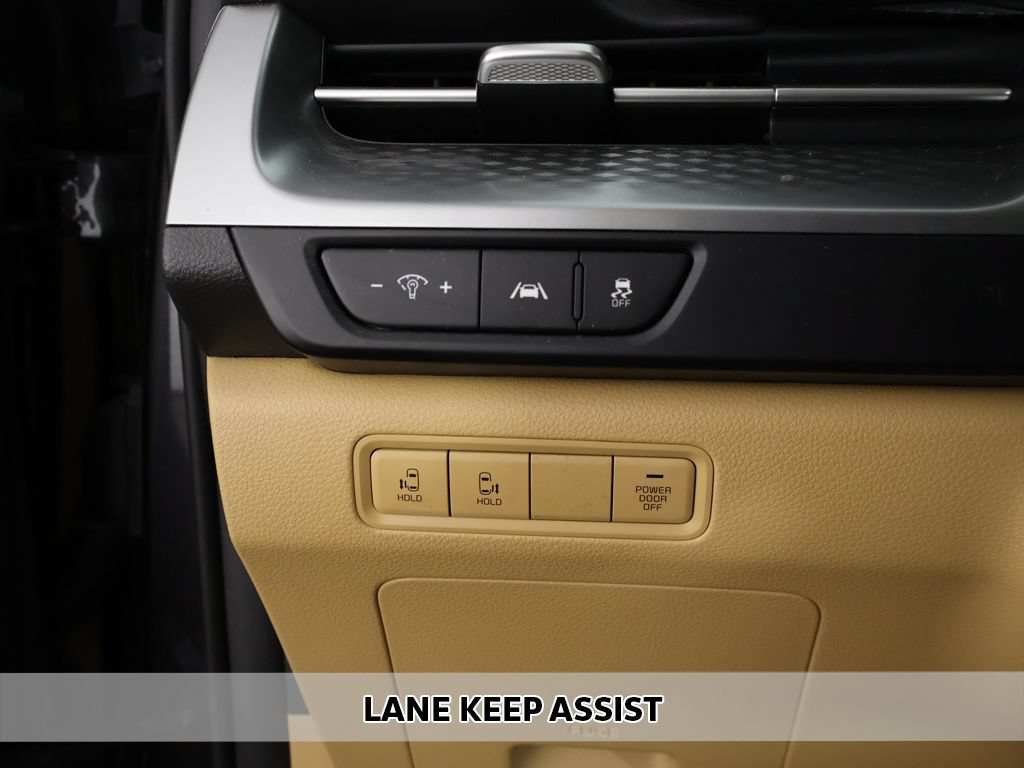 Used 2023 Kia Carnival LX FWD image 4