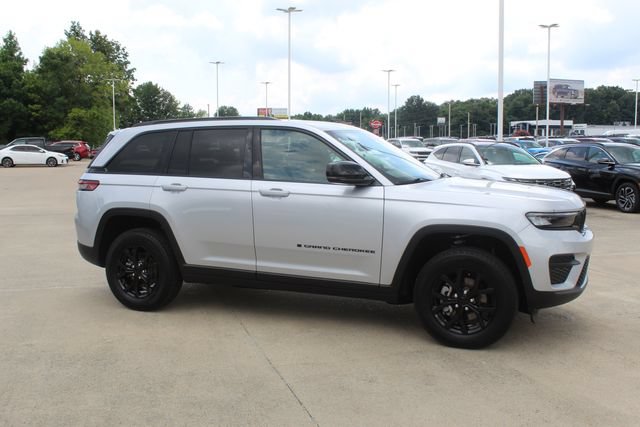Used 2025 Jeep Grand Cherokee Altitude AWD/4WD image 10