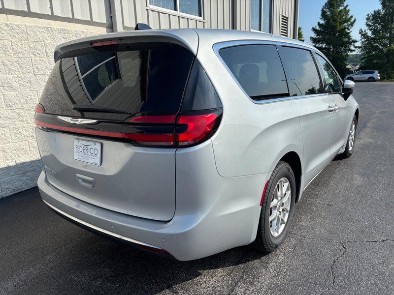 Used 2023 Chrysler Pacifica Touring-L FWD image 3
