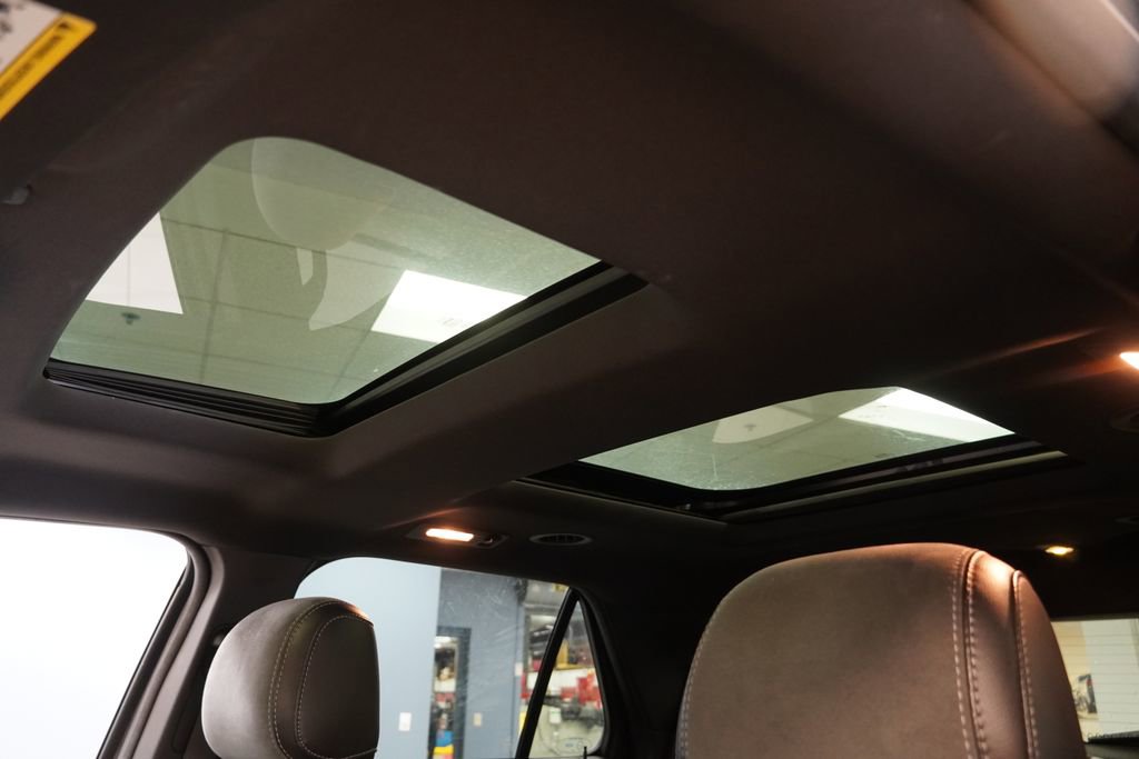 Used 2015 Ford Explorer XLT w/ Equipment Group 202A FWD image 4