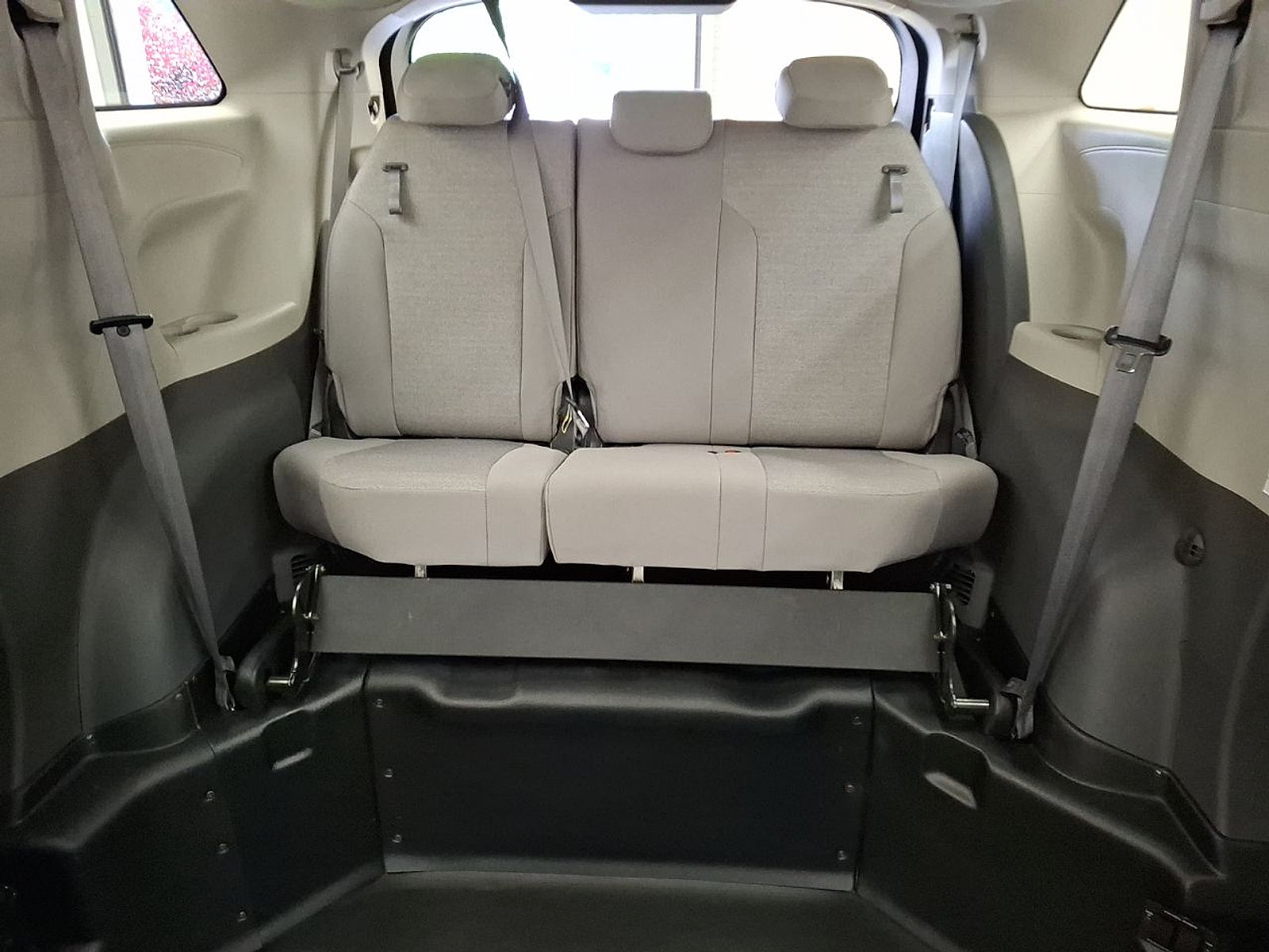 Used 2024 Toyota Sienna LE FWD image 22