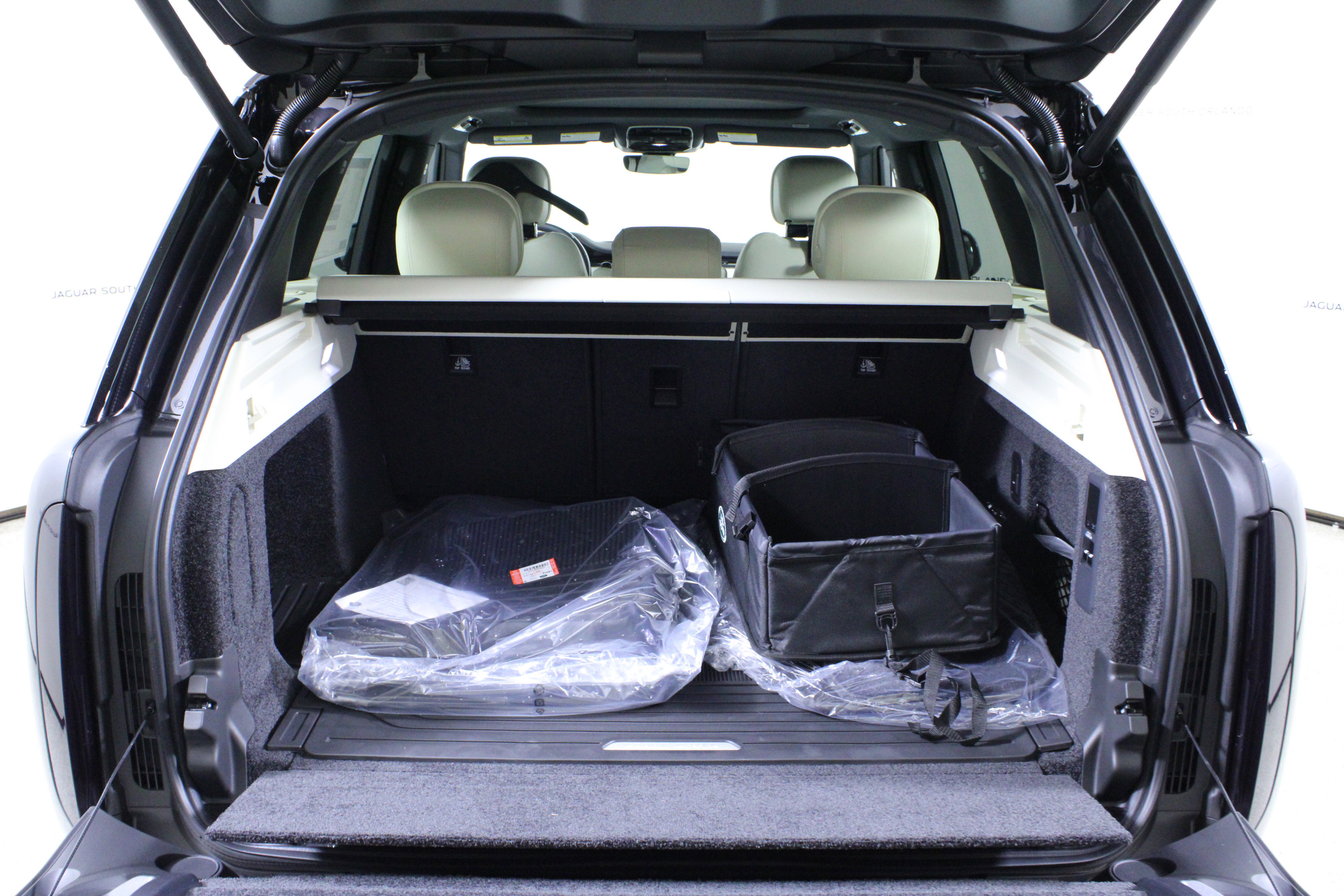 New 2026 Land Rover Range Rover SE image 9