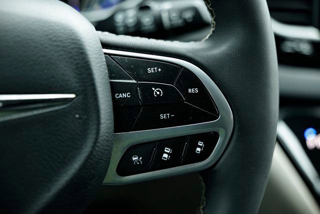 Used 2024 Chrysler Pacifica Touring-L image 33