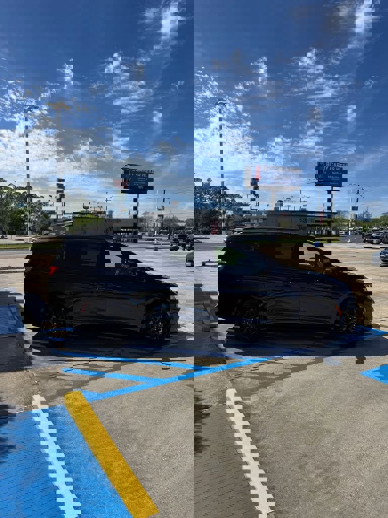 Used 2025 Chrysler Pacifica Limited image 4