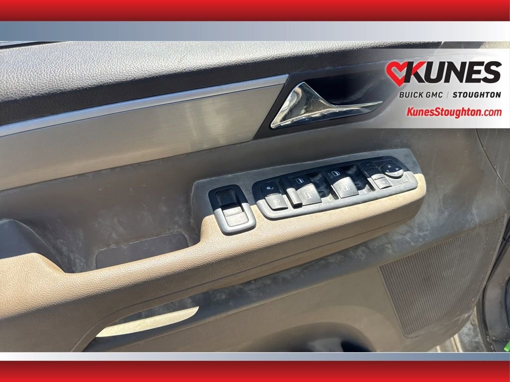 Used 2011 Volkswagen Routan SE FWD image 15