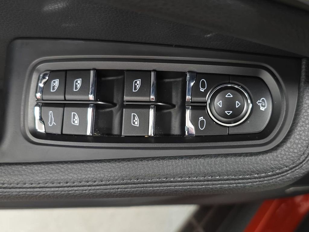 Certified 2023 Porsche Macan AWD/4WD image 24