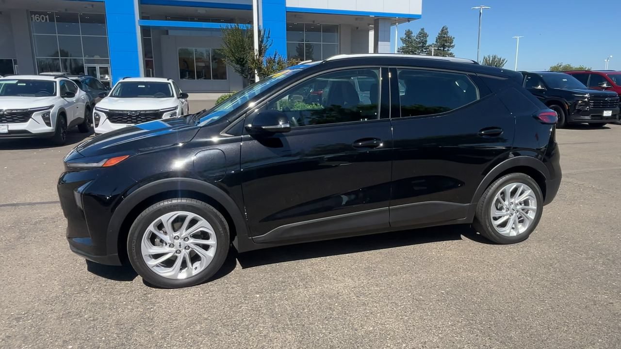 Used 2023 Chevrolet Bolt EUV LT w/ Driver Confidence Package FWD image 3
