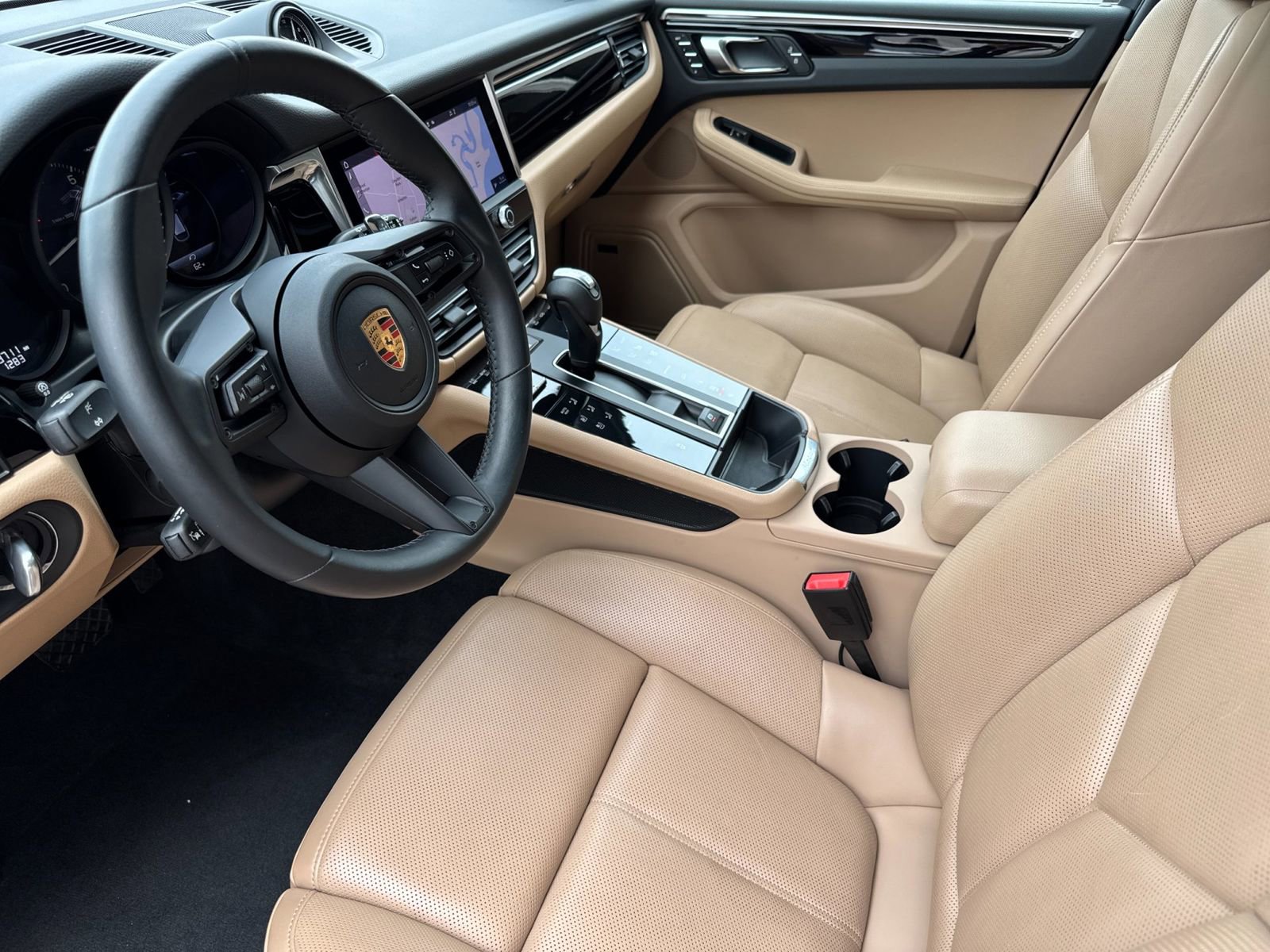 Certified 2023 Porsche Macan image 4