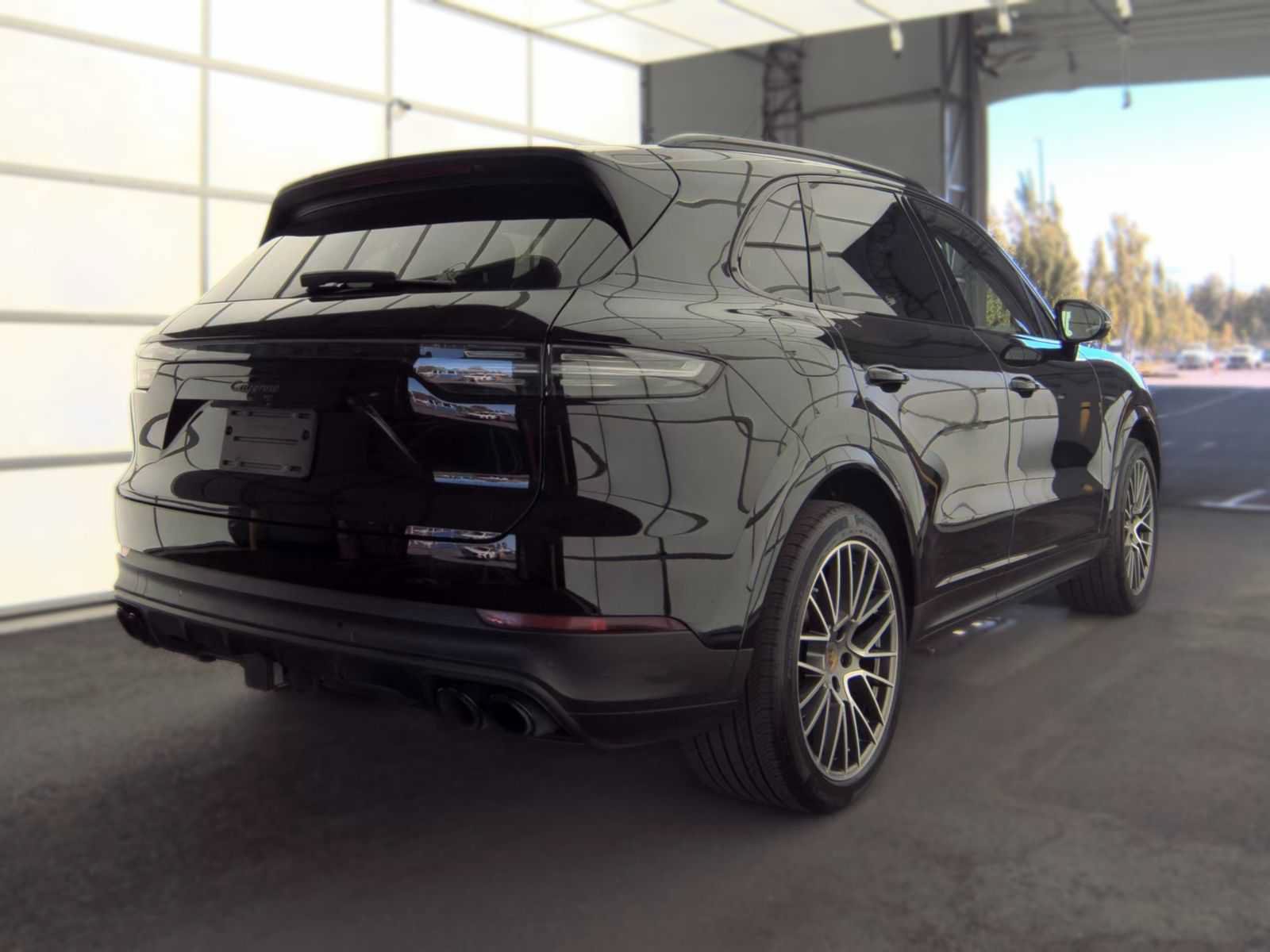 Used 2023 Porsche Cayenne Platinum Edition w/ Premium Package Plus AWD/4WD image 4