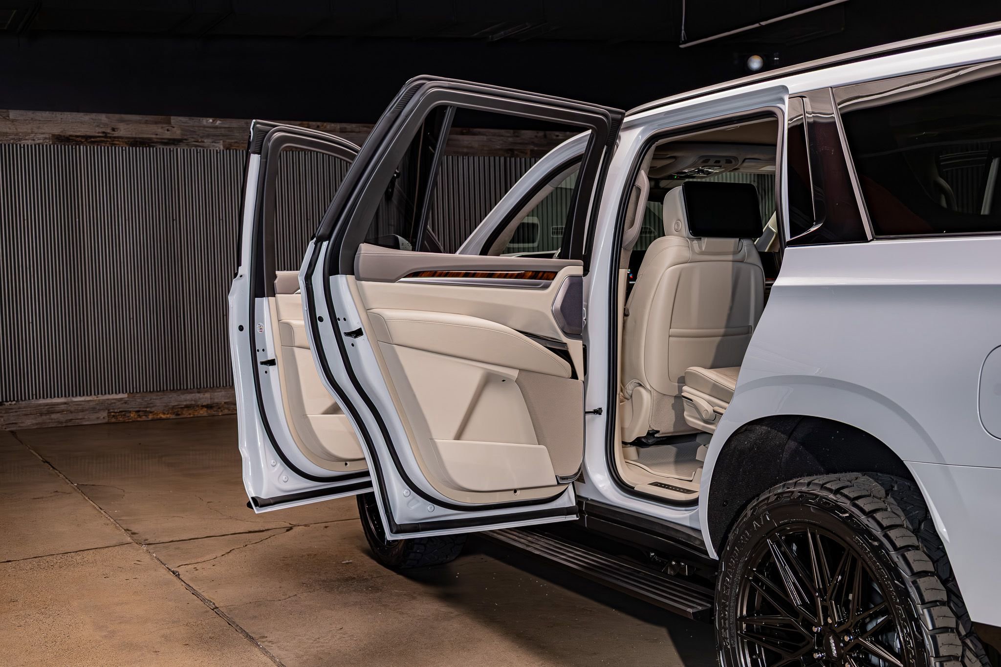 Used 2026 Cadillac Escalade Platinum Sport w/ LPO, ONYX Package image 25