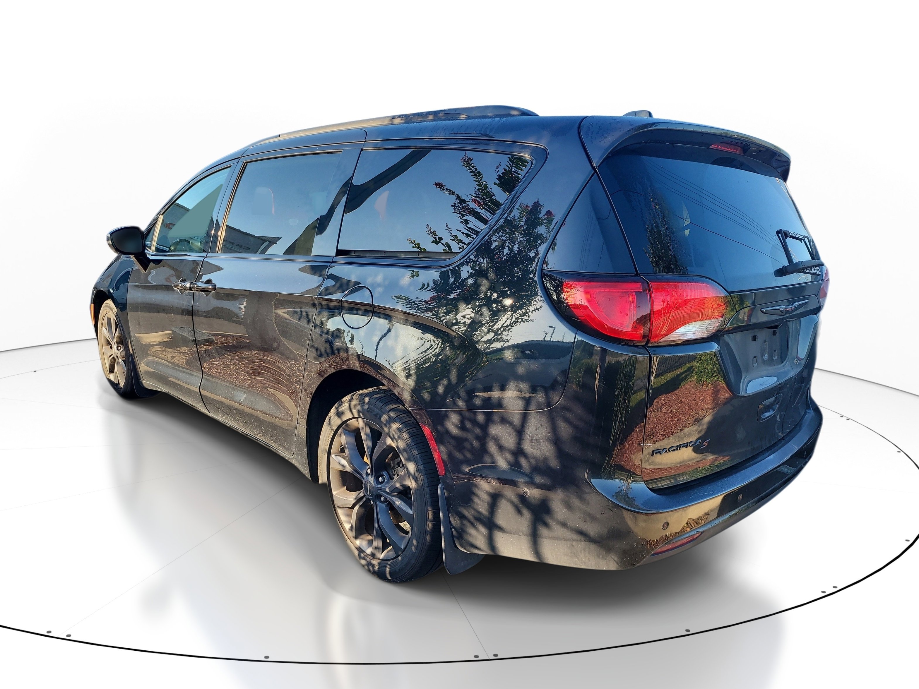 Used 2020 Chrysler Pacifica Limited w/ Quick Order Package 27H Red S FWD image 6