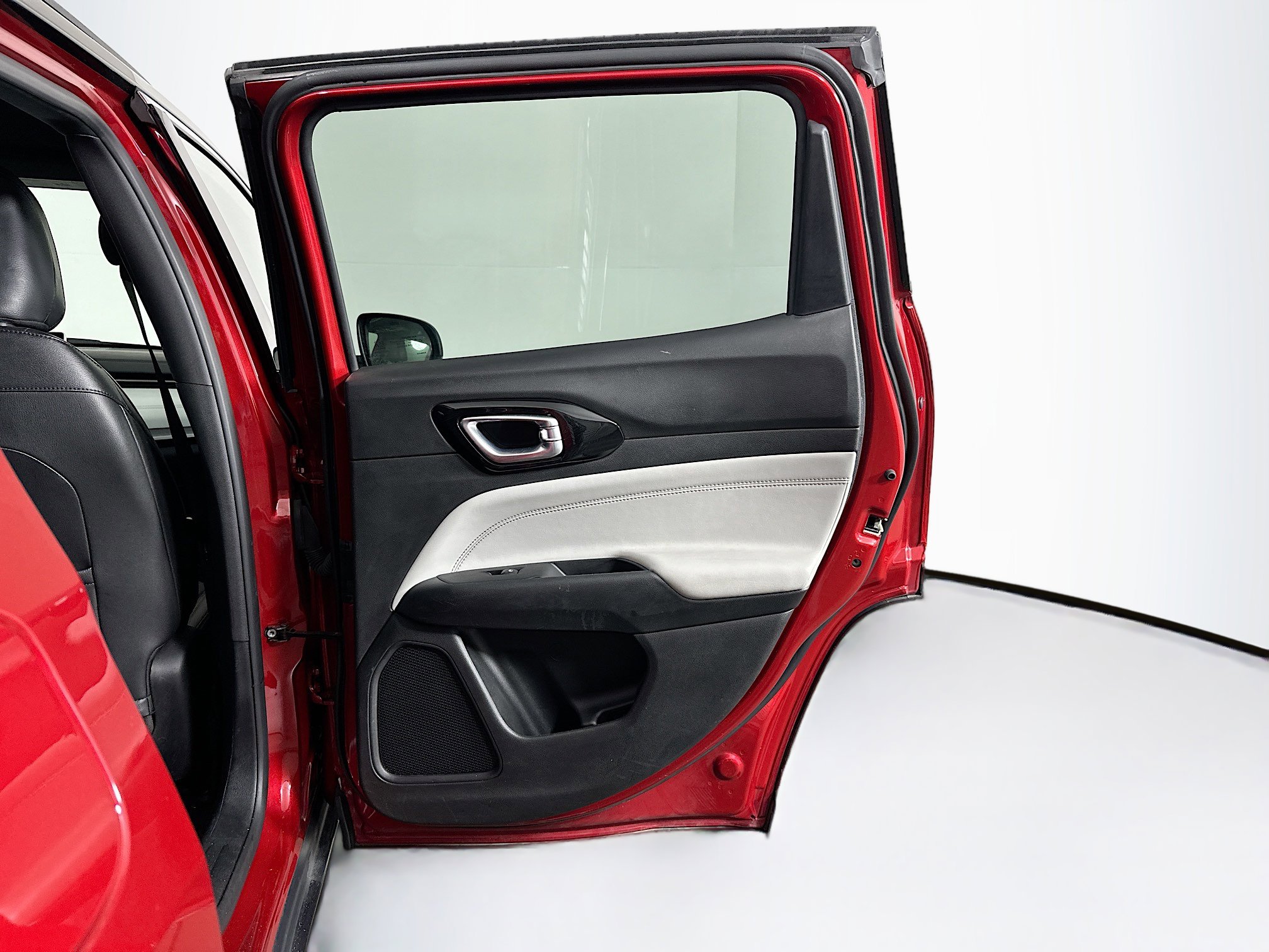 Used 2025 Jeep Compass Limited image 28